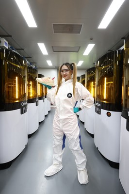 與阿迪達斯一同前往4D打印工廠,見證4D技術的無限可能性